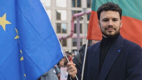 „Без вратовръзка“: От арести в Русия до Европейския парламент – Петър Танев от ПП-ДБ търси доверието на избирателите 