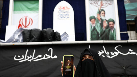 Зад стените на Техеран: Редки кадри показват живота в сърцето на войната