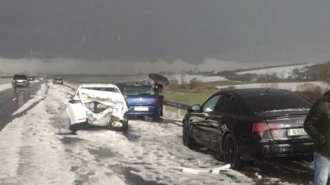 Дете пострада, след като кола навлезе в аварийната лента на "Хемус", удари спяла кола, а тя друга пред нея