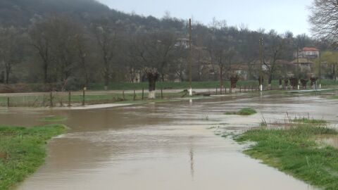 Тревожна ситуация: Река е излязла от коритото си тази сутрин и заплашва село Априлово