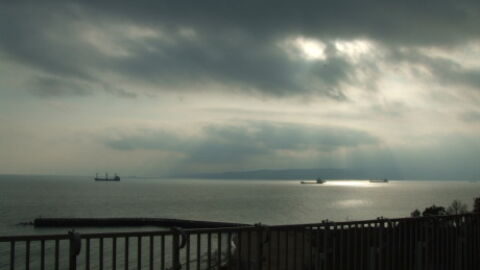 Жълт код за интензивни валежи в 10 области в петък