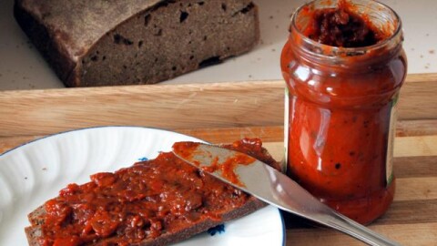 Необичайно изобретение на железничар улеснява правенето на домашна лютеница