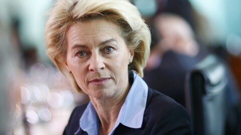 Фон дер Лайен разпита еврокомисаря Вархеи за шпионската мрежа на Орбан в Брюксел