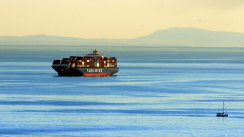 Снаряди паднаха в морето близо до гръцки кораб