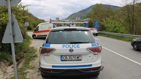 Изпреварване, завършило в катастрофа: Бебе и майка са в реанимация след тежък удар