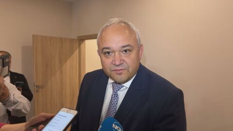 Снимка: Вътрешният министър: Фирмата, платила полетите на Пеевски, е на бащата на посланика ни в ОАЕ