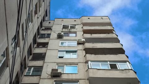 Полицаи спасиха 30-годишен мъж, подготвил се да скочи от седмия етаж на блок в Кърджали