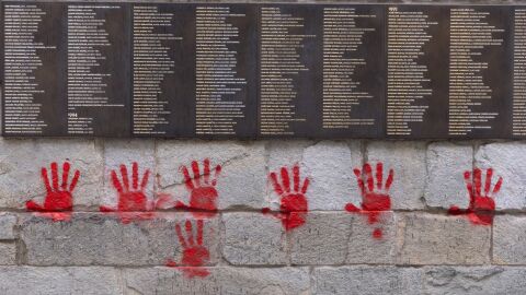 Прокуратурата иска 2 до 4 години затвор за четиримата българи, нарисували графити по мемориала на Холокоста в Париж