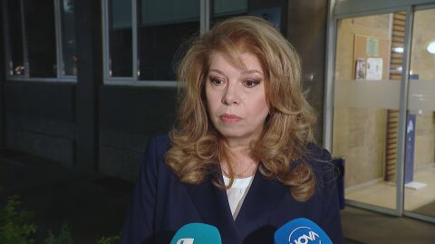 Йотова: Дълбоко безпокойство буди стрелбата на срещата на Тръмп с кореспонденти