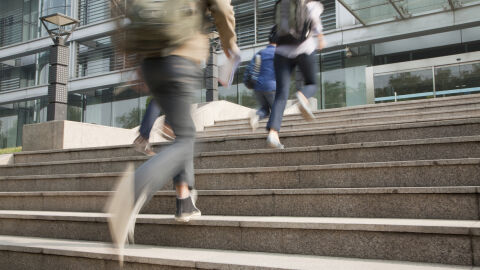 От екрана до училищния двор: Децата са в опасност, докато цари колективна безотговорност