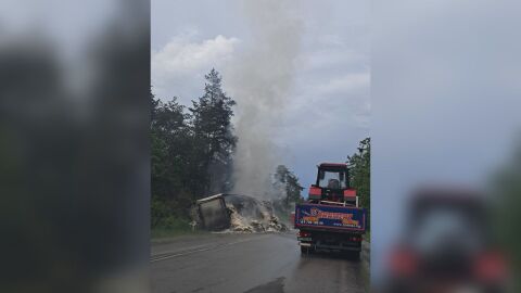 Снимка: Турски камион с памук пламна в Прохода на Републиката (СНИМКА)