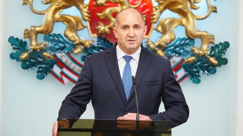 Снимка: Румен Радев сезира КС срещу отказа на Наталия Киселова за референдума за еврото   
