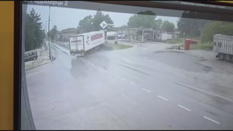 Снимка: Камион се удари в бензиностанция: Моментът на сблъсъка (ВИДЕО)
