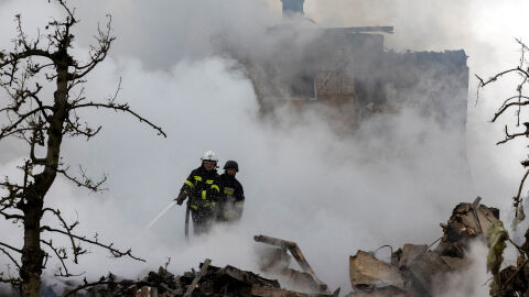 След руската атака в Тернопол: Спасителни екипи издирват 22-ма изчезнали сред руините 