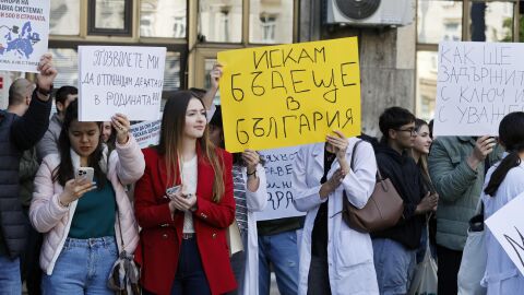 „Вместо 1550 евро, получаваме 150 лева“: Медицинските сестри и здравните работници излизат на протест 