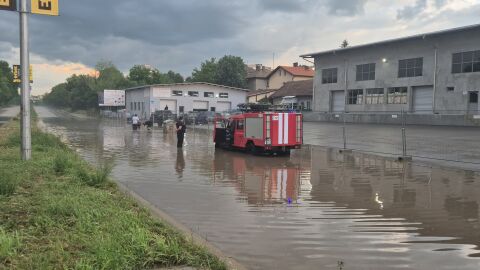 Снимка: Проливен дъжд със ситна градушка се изля над Плевен (ВИДЕО)