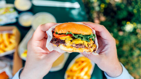 Мъж в критично състояние след облог с ядене на бургер 