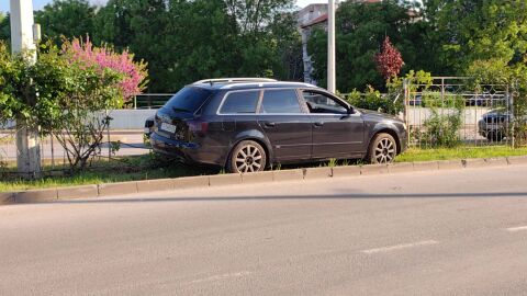 Пиян шофьор се заби в ограждения в Русе, дрегерът отчете 3,40 промила (СНИМКИ)