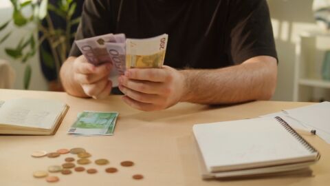 Близо 800 000 работещи у нас може да останат без ваучери за храна още през есента