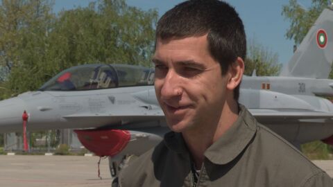 „В небето няма място за страх“: Кой е един от пилотите, който ще лети с F-16 над София?