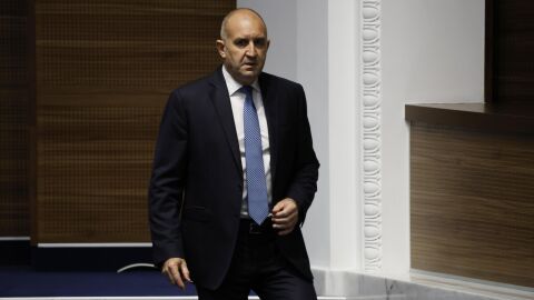 Редовна власт с познати лица: Кой влиза в кабинета на "Прогресивна България"?