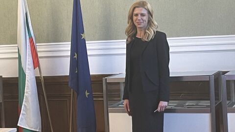 Кабинетът на Пеевски е читалня от днес