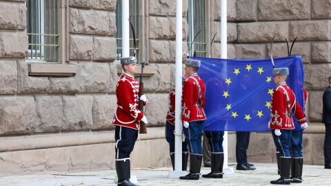За Деня на Европа: Издигнаха знамето на ЕС пред президентството (СНИМКИ)