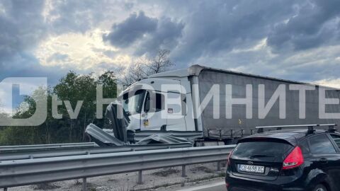 Камион се вряза в мантинела на АМ „Тракия“ в посока Бургас (ВИДЕО, СНИМКИ)