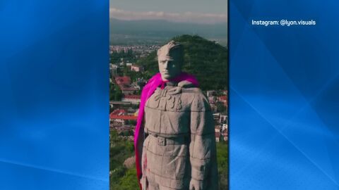 Паметникът на Альоша осъмна с розово наметало - цветът на Giro d'Italia
