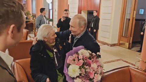 Путин отиде с кола до хотел в Москва, за да вземе своя учителка на вечеря (ВИДЕО)