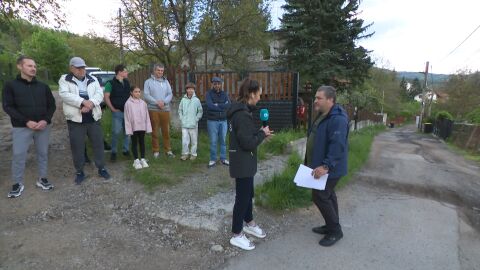 „Само детски БТР може да мине оттук“: Жители на Владая на протест заради разбити улици