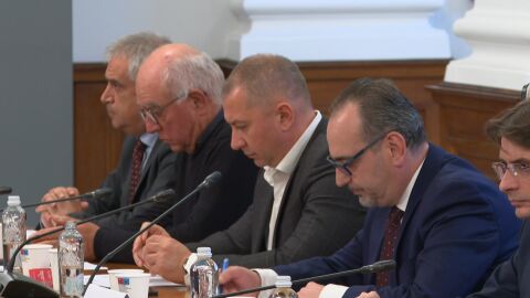 Пенсиите ще се увеличат, докато спорът за новите регулации продължава