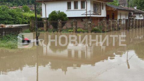 Наводнени жилища и отнесени коли: Ситуацията във Велико Търново остава критична заради обилния валеж (СНИМКИ)