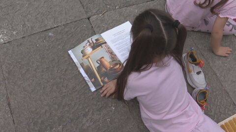 Книги на две колела: Ретро мотоциклет превърна пловдивски паркове в библиотеки