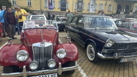 Жива история на колела: Над 300 ретро автомобила в центъра на София (СНИМКИ)