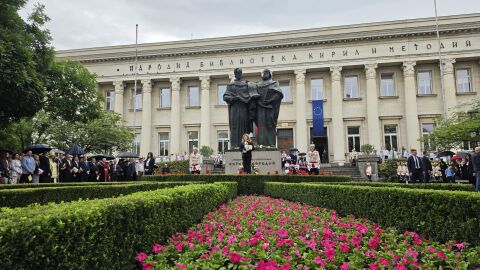 Празникът на буквите и словото: Кулминацията беше пред Паметника на светите братя Кирил и Методий
