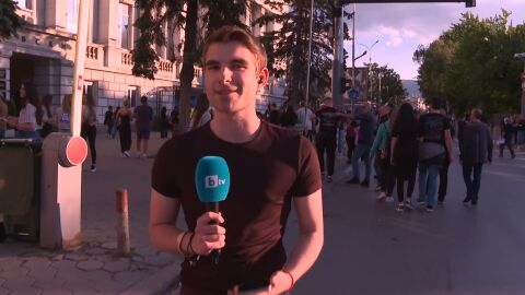 Няколко поколения фенове в очакване на Iron Maiden