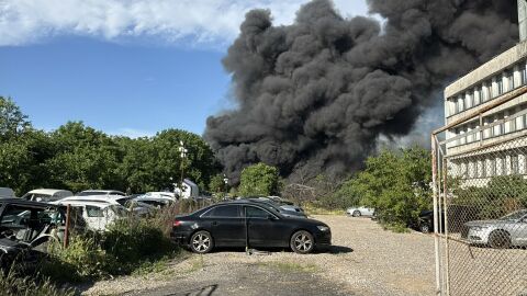 Гори складова база край Стара Загора
