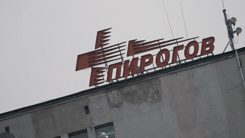 Мъж намушка майка си и двете си деца: Какво е състоянието на раненото 15 г. момиче?