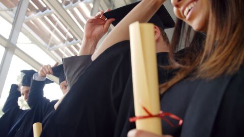 Студентите и пазарът на труда: Много кандидати за икономика и малко за военно дело