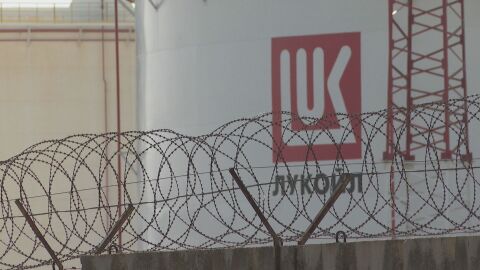 Снимка: РИОСВ проверява „Лукойл Нефтохим“ след близо 40 сигнала за миризма на нефт и газ в Бургас: