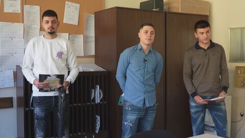 Обратно в клас, но като дарители: Трима младежи подариха книги на първокласници