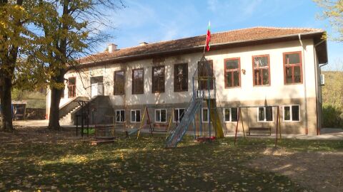 Истински подвиг: В село Ослен Криводол възстановиха закрито училище от преди повече от половин век (ВИДЕО)