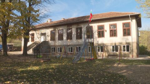 По възрожденски: С доброволци, труд и желание възстановиха затворено училище в с. Ослен Криводол