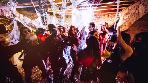 Упояване с цел изнасилване: Няколко души припаднаха внезапно по време на Хелоуин парти