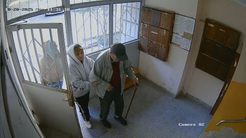 Две жени помагат на трудноподвижен мъж да се прибере, искат му вода и го ограбват в дома му