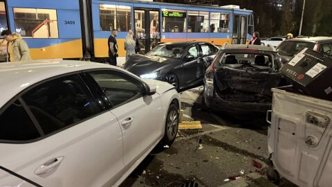 Кола отнесе 10 автомобила в центъра на София (СНИМКИ)