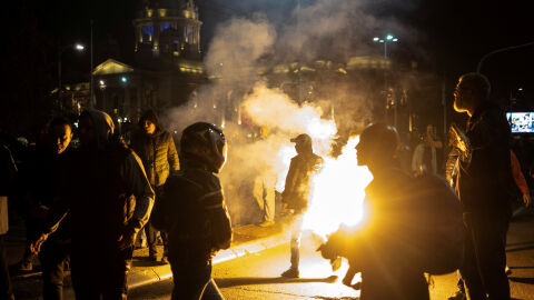 Сбиване и димки пред сръбския парламент (СНИМКИ и ВИДЕО)