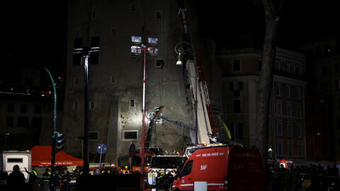 Пожарникар е затрупан часове наред под руините на средновековната крепост в Рим (ВИДЕО)