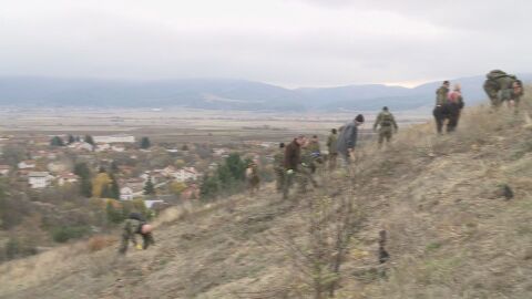 Горски и военни от ВВС възстановяват изпепелена гора